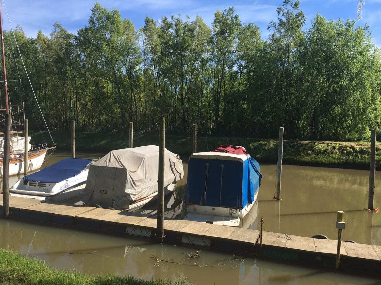 Muelle y amarras sobre el agua