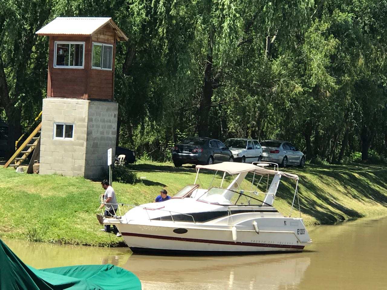 Embarcación amarrada en las marinas flotantes